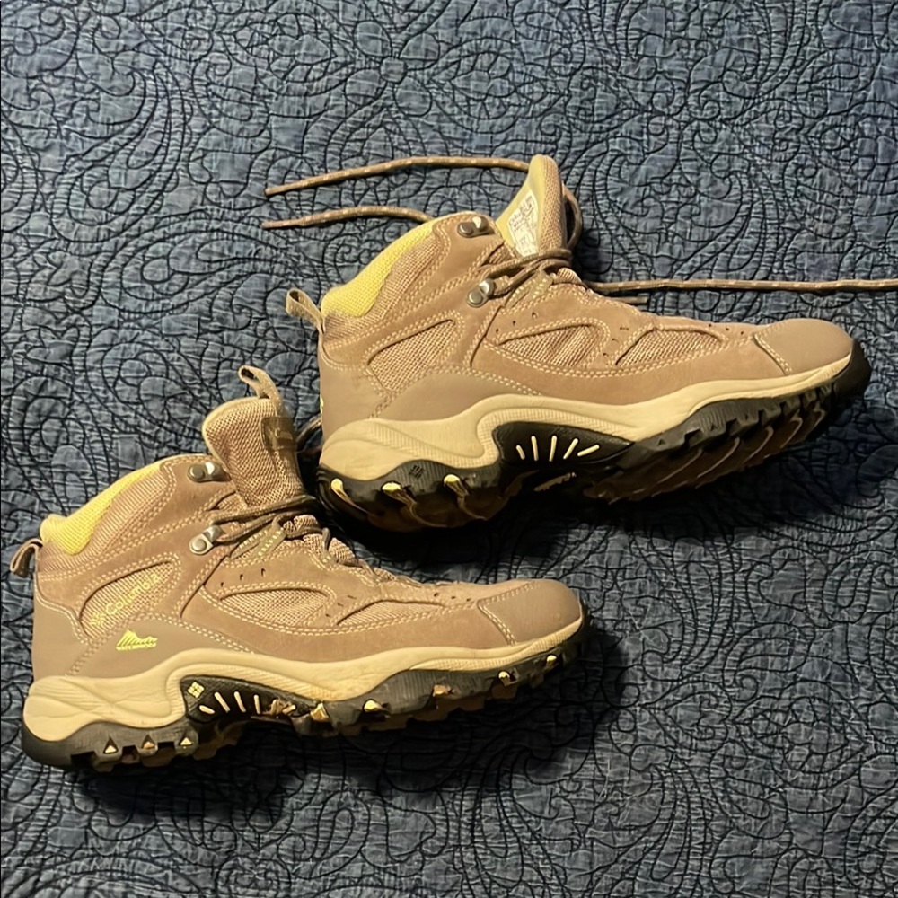 Columbia Beige Hiking Boots with Olive Details